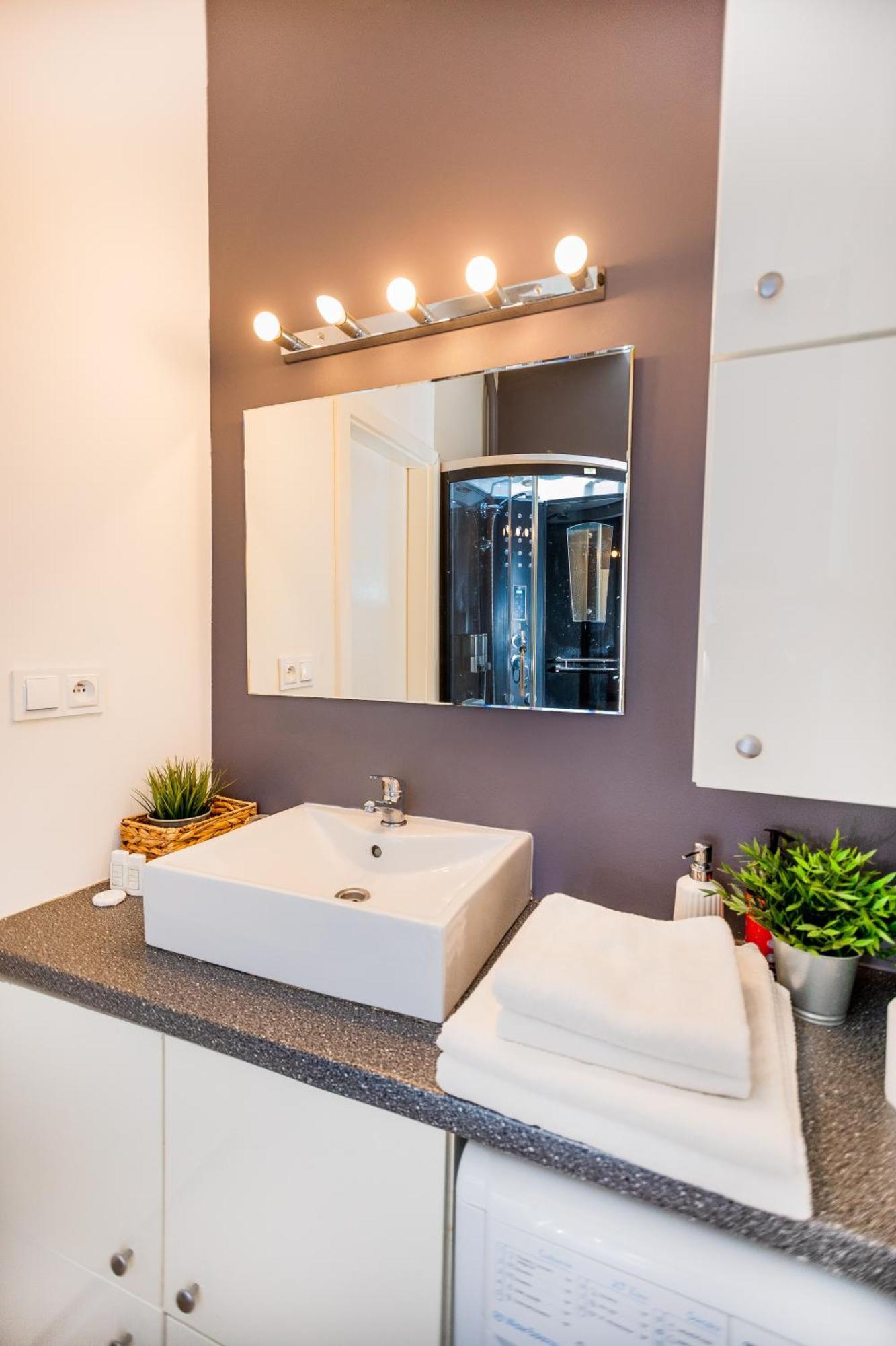 Cozy Studio Next To The Metro And City Center ワルシャワ エクステリア 写真